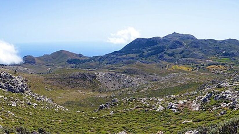 Construído sobre um penhasco, preserva ruas estreitas, casas de pedra e arquitetura com traços medievais, que dialogam com a paisagem natural ao redor (Foto: Dalamagkas Alexis/Wikimedia Commons)