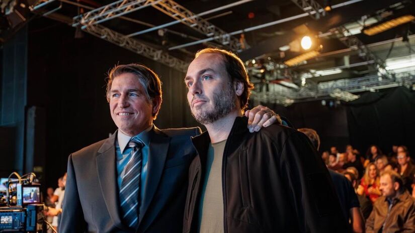 Durante as gravações, os filhos do ex-presidente chegaram a interagir com Caviezel (Carlos Bolsonaro/Reprodução)