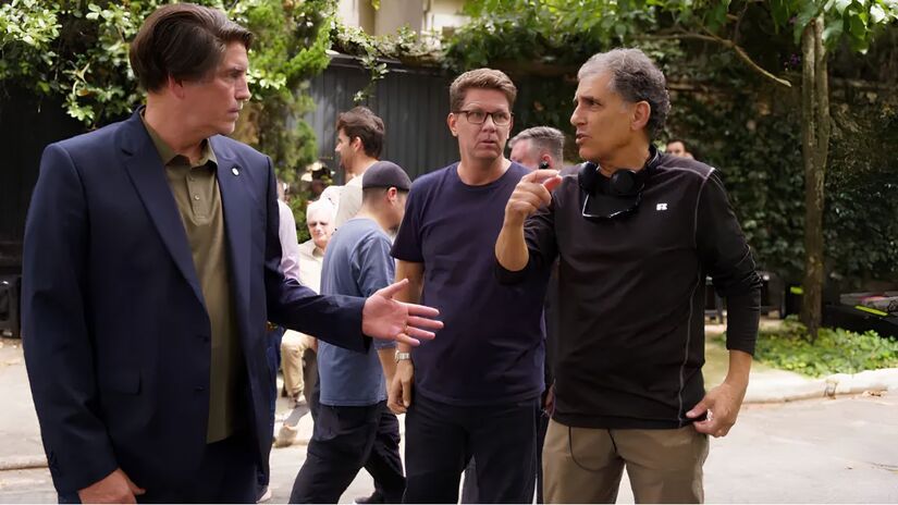 Jim Caviezel conversando com o roteirista Mario Frias e o diretor Cyrus Nowrasteh durante os bastidores do longa (Mario Frias/Divulgação)