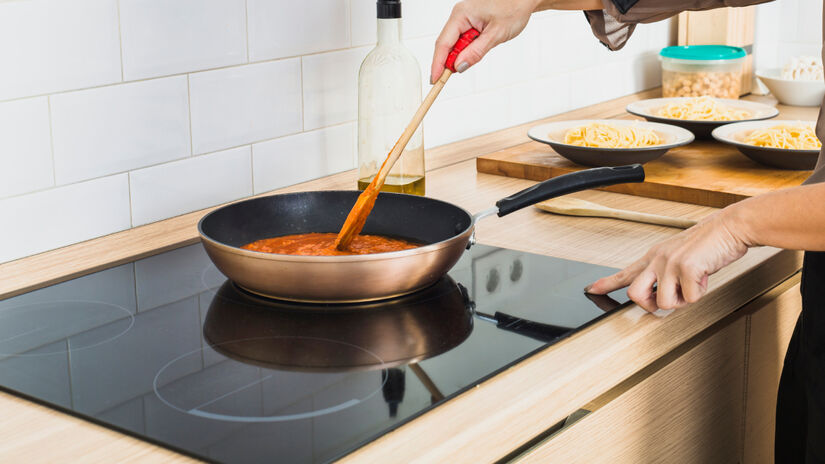 Um diferencial importante é que o vidro cerâmico não aquece por conta própria / Freepik