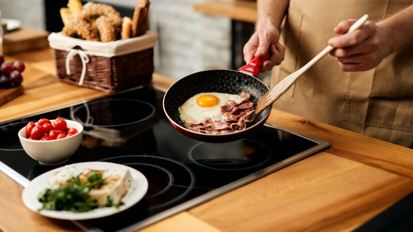 Os valores dos cooktops por indução,de quatro bocas são variados de acordo com a marca / Freepik/Drazen Zigic