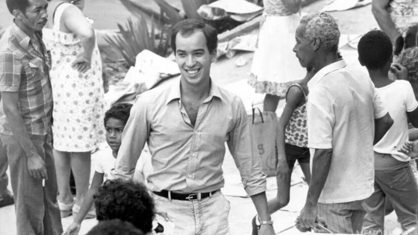 José Roberto Marinho fazendo a cobertura do lançamento da peça Flicts, de Ziraldo, no Vidigal, em 1979/Acervo TV Globo