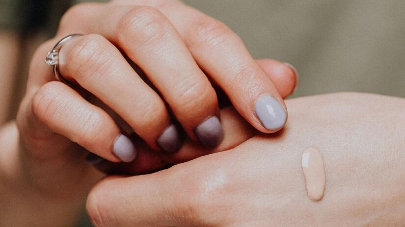 Produto multifuncional ajuda a uniformizar o tom da pele sem efeito pesado /Reprodução