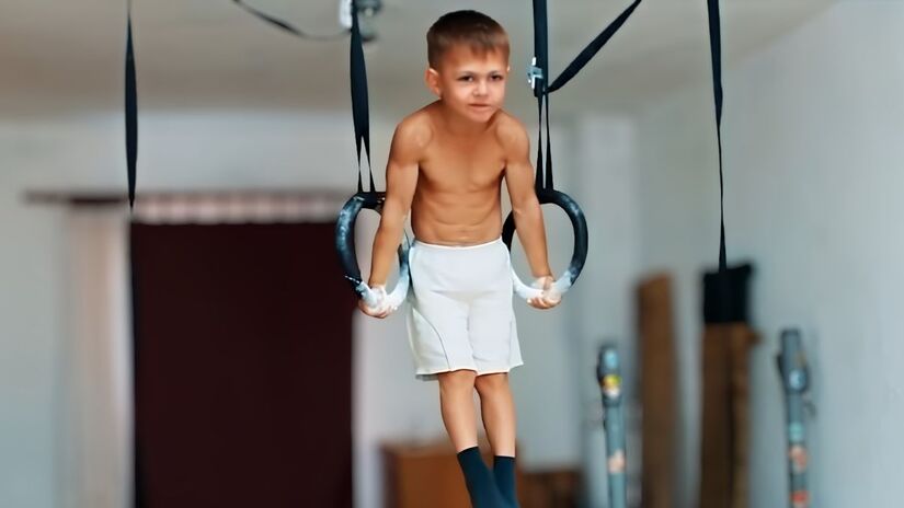Durante a infância, Giuliano Stroe fazia flexões de 90 graus, se equilibrava em argolas, levantava pesos e possuía uma musculatura de fazer inveja aos fisiculturistas (YouTube/Reprodução)