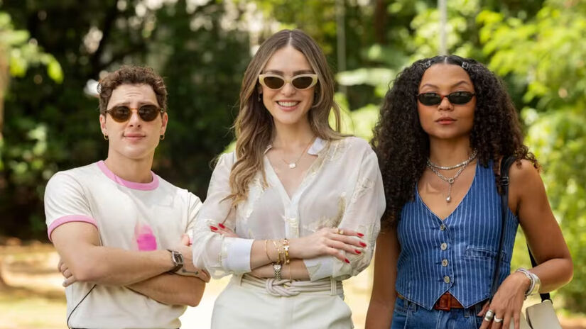 Esteban Serran (Diego Martins), amigo e personal stylist de Naiane (Isabelle Drummond), junto com a assistente Laurinha (Kamila Amorim) / Globo/Manoela Mello