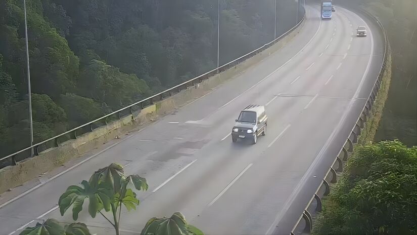 O tempo permanece encoberto no trecho de planalto, com neblina no topo da serra (Ecovias/Reprodu&ccedil;&atilde;o)