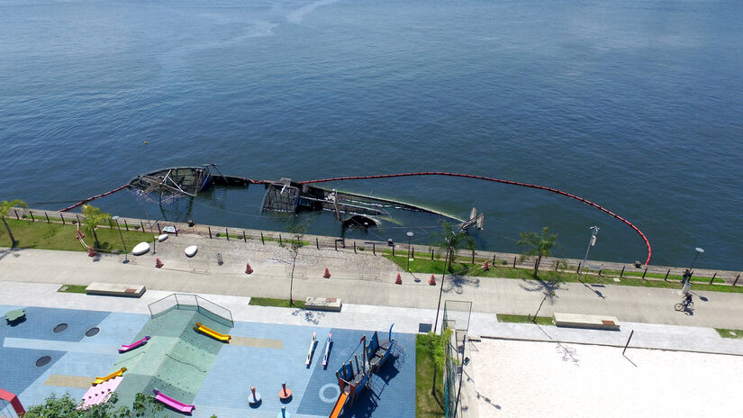 O local foi isolado em terra e barreiras de contenção foram instaladas ao redor do casco no mar / Renan Lousada/DL