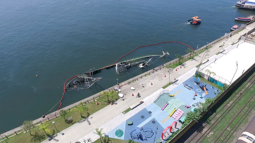 O navio acabou adernando e encostando no fundo do estuário / Renan Lousada/DL