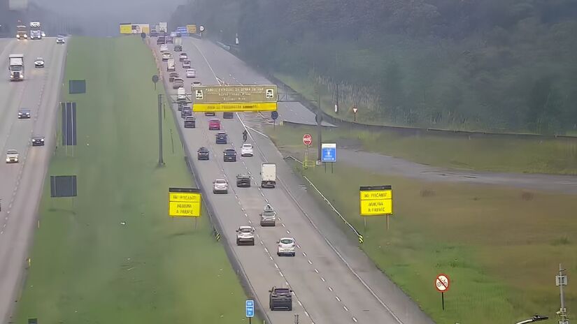 Antes de descer a serra, confira se o seu Waze ou Google Maps está atualizado. Entretanto, é importante se atentar a sinalização das concessionárias em caso de neblina ou acidentes. Viu um painel de alerta? Reduza a velocidade e mantenha a distância de segurança (Ecovias/Reprodução)