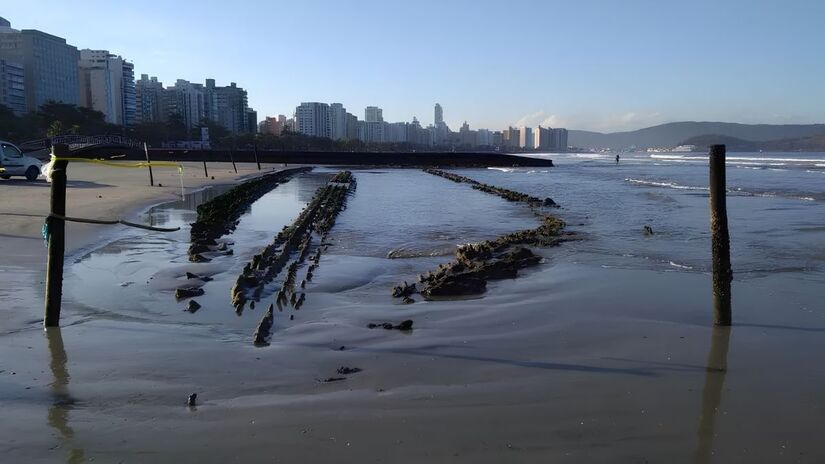 O Veleiro Kestrel encalhou na Praia do Embaré em 11 de fevereiro de 1895, após uma forte ventania arrastar a embarcação até o (Divulgação/PMS)