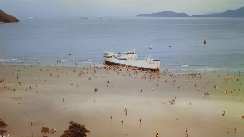 O Navio Recreio esteja em uma situação similar ao Kestrel, eles segue localizado próximo ao Canal 6, na Ponta da Praia, onde encalhou em 24 de fevereiro de 1972 (Reprodução)