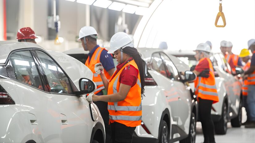 Vídeos que circulavam na internet afirmava que a empresa era composta por funcionários chineses em sua maioria, algo que era fake news (BYD/Divulgação)