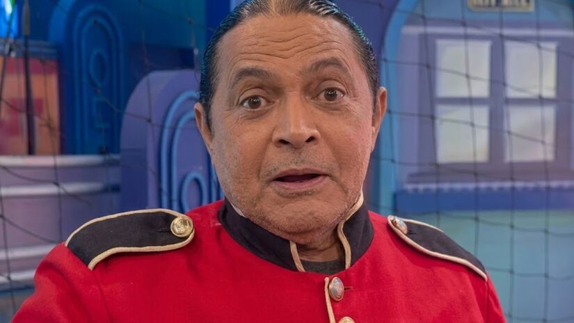 Humorista do Programa do Ratinho, Faxinildo já está consciente e conversando normalmente após procedimento /Reprodução/SBT