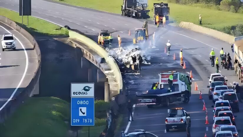 O acidente na madrugada desta quinta-feira (16), causou um breve trânsito no km 28 da Imigrantes, no sentido litoral (Ecovias/Reprodução)