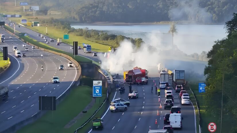Por volta das 06h20 duas faixas foram liberadas e o trânsito está começando a voltar a fluir aos poucos (Ecovias/Reprodução)