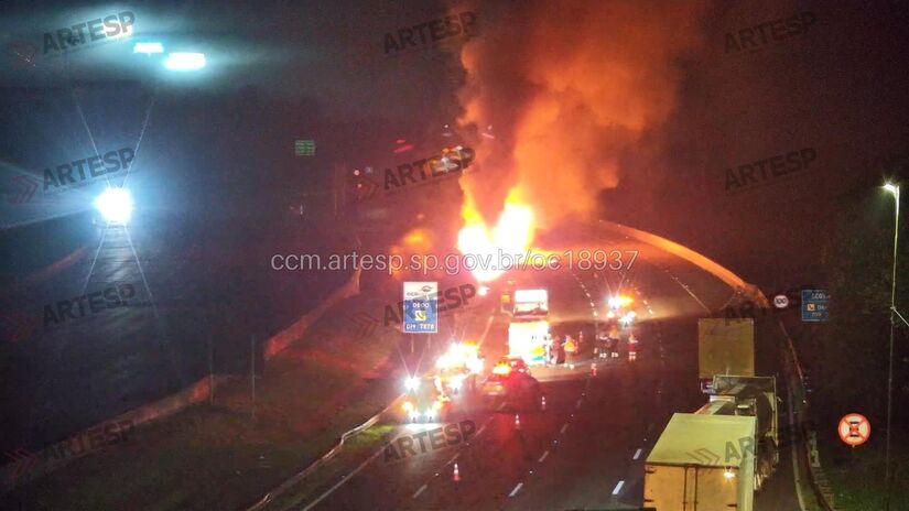 As chamas começaram por volta das 3h07 da madrugada e interditaram a pista da Imigrantes no sentido litoral (Portal CCM - Artesp/Reprodução)