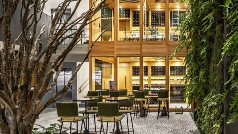 No Tuju, a jornada começa com aperitivos no térreo e culmina no segundo andar / Divulgação/Tuju