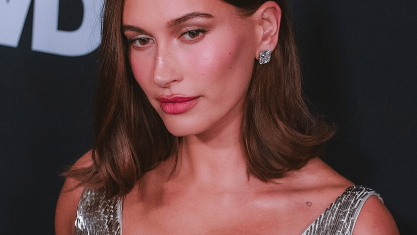 Mas o gesto se espalhou rapidamente entre jovens comuns, que o reproduzem em selfies, vídeos para perfis pessoais e stories (Foto: Kevin Paul/Wikimedia Commons)