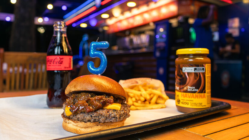 Com o tempo, a hamburgueria deixou de ser apenas delivery e ganhou espaço físico na orla de Santos, funcionando 24 horas por dia. Divulgação