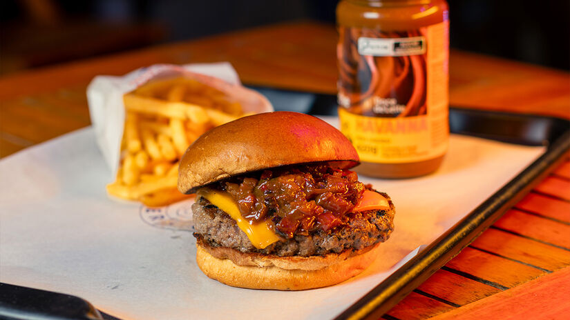 Instalado em um quiosque na orla do Canal 4, o espaço se tornou ponto de encontro para quem busca algo além do hambúrguer tradicional.  Divulgação