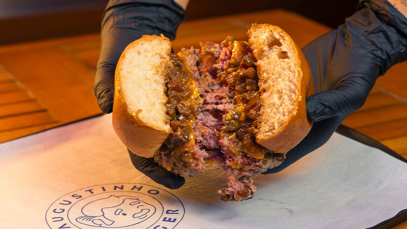 A novidade é fruto de uma parceria com a Havanna e reúne pão brioche, burger de 180g, cheddar e uma redução de doce de leite com pedaços generosos de bacon. Divulgação