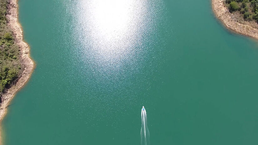 O Lago de Furnas é o principal elemento que estrutura a experiência em Santo Hilário / Reprodução/YouTube