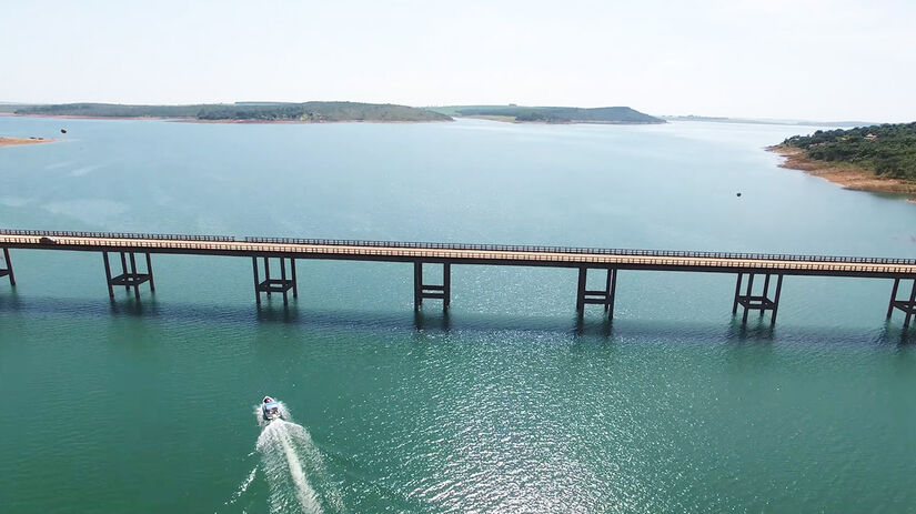 A represa forma uma geografia recortada, com penínsulas e enseadas que criam áreas naturais de permanência e contemplação ao longo do dia / Reprodução/YouTube