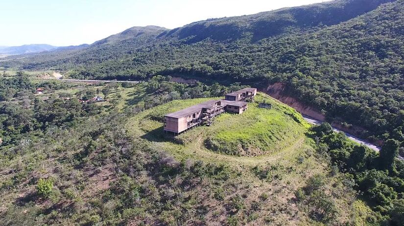 Ruínas de antigas estruturas e a ponte de acesso ao distrito também passaram a fazer parte do roteiro informal / Reprodução/YouTube