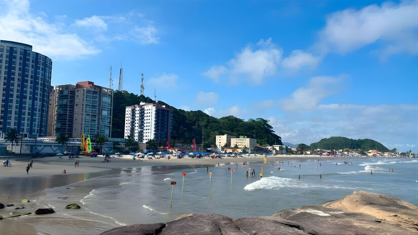 O nome de Itanhaém é originário do tupi-guarani, que significa "Pedra que Canta" e "Pedra que Chora", fazendo referência ao som produzido pelas ondas do mar ao baterem nas rochas da costa local (Isabella Fernandes/DL)