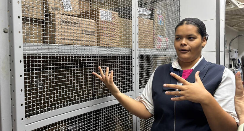 A visita foi guiada pelos funcionários Wilma Matos e Evandro Santos, que apresentaram os bastidores da operação e detalharam os processos Isabella Fernandes/DL