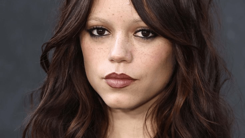 Pequenos detalhes como o quase-biquinho são capazes de comunicar humor, estilo e pertencimento, mostrando que esta geração construiu códigos próprios de comunicação visual (Foto: Unknown author/Wikimedia Commons)