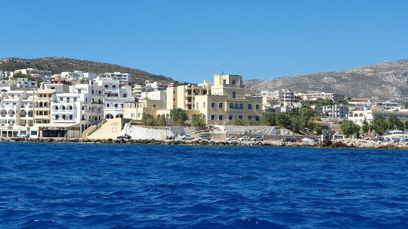 Trilhas de caminhada conectam vilarejos históricos, montanhas e praias isoladas, oferecendo experiências que combinam esforço físico, contemplação e proximidade com a natureza (Foto: Bukvoed/Wikimedia Commons)