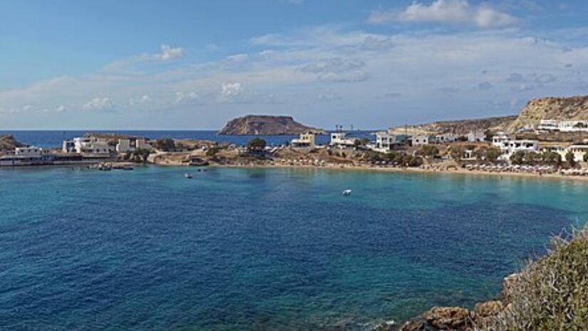 Apesar de estar a poucas horas de voo da Europa Central, Karpathos mantém um ritmo tranquilo, longe da superlotação que marca outras ilhas mediterrâneas (Foto: Ввласенко/Wikimedia Commons)