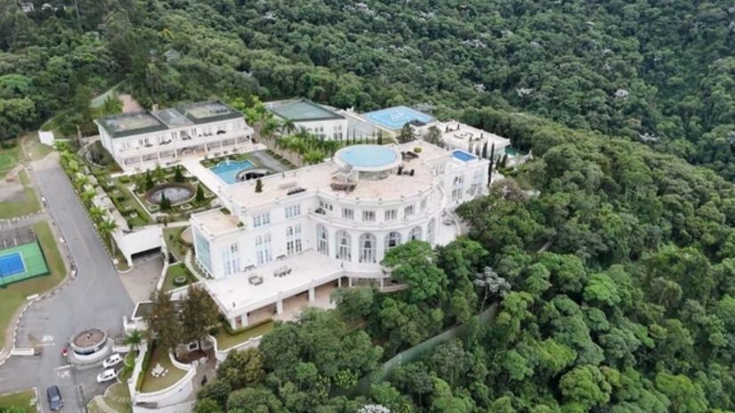 Suíte máster da mansão ocupa cerca de 1,2 mil m² e conta com piscina privativa e espaços exclusivos /Reprodução