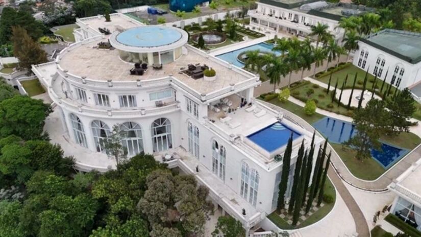 Propriedade de luxo reúne spa, jardins planejados e garagem para até 50 veículos em Alphaville /Reprodução