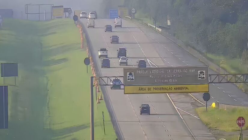 O céu está azul, mas o mapa está vermelho. Anchieta, Imigrantes e Ayrton Senna concentram o excesso de veículos na manhã desta terça-feira (7) rumo a São Paulo (Reprodução/Ecovias)
