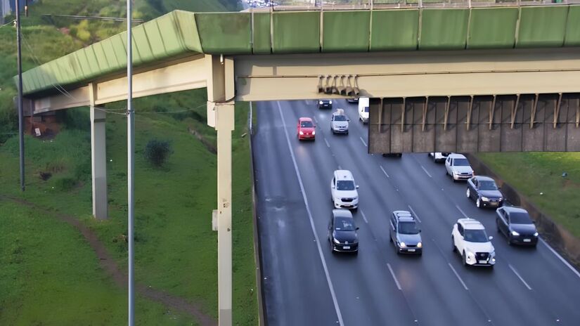 Motoristas enfrentam gargalos na Anchieta, Imigrantes e Ayrton Senna nesta terça-feira (7). O tempo bom contrasta com o excesso de veículos na subida para São Paulo (Reprodução/Ecovias)