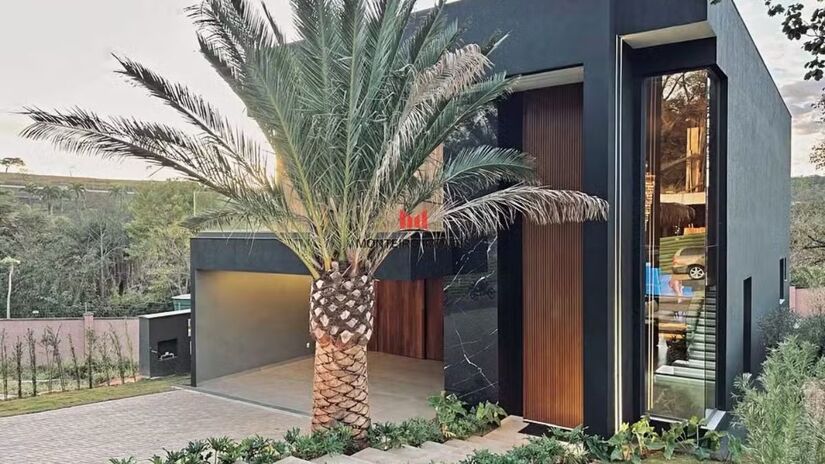 Garagem com espaço para cinco carros, incluindo vaga interna na sala /Reprodução