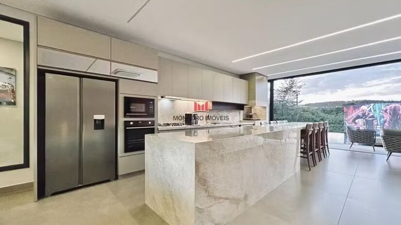 Cozinha com bancada em pedra Taj Mahal e acabamento sofisticado /Reprodução