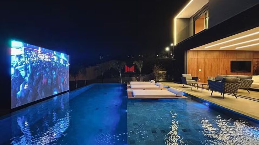 Piscina com revestimento em pedra Hijau e iluminação especial /Reprodução
