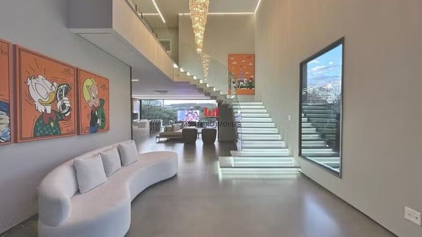 Escada com iluminação em LED e design contemporâneo /Reprodução