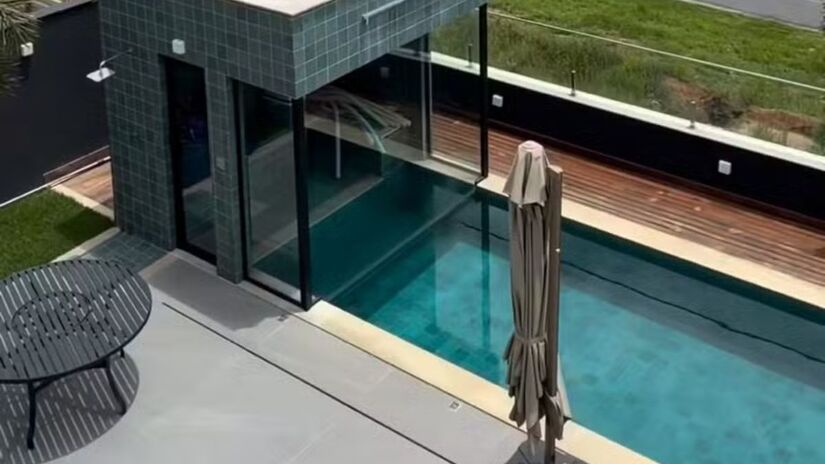 Adega com capacidade para 162 garrafas de vinho /Reprodução