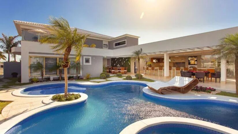 Imóvel passou por retrofit completo que modernizou fachada e áreas internas /Reprodução