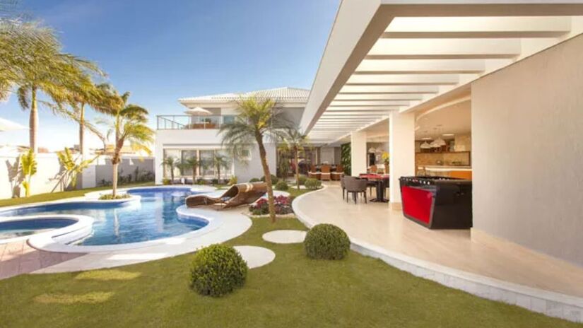 Grandes aberturas em vidro integram o interior ao jardim /Reprodução