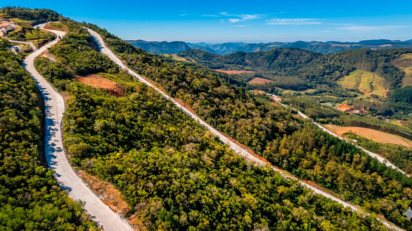 O projeto contempla cerca de 22 quilômetros de rodovia, incluindo pontes e intervenções em áreas de encosta, que exigiram soluções de engenharia específicas ao longo da execução. DNIT/Divulgação