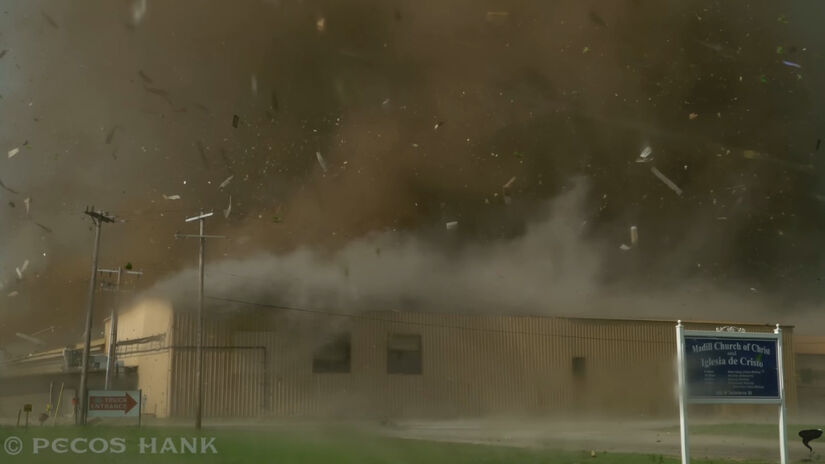 A perseguição de tempestades por cientistas não busca a adrenalina, mas sim dados que radares e satélites não captam / Reprodução/Youtube/Pecos Hank