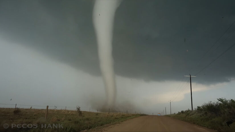 Estar dentro de um tornado submete o corpo humano a condições extremas que as câmeras não conseguem registrar / Reprodução/Youtube/Pecos Hank