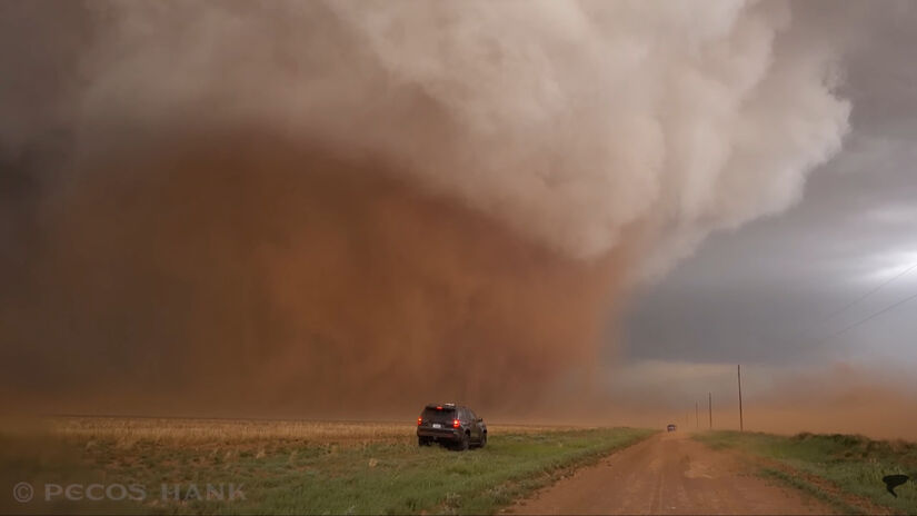 Quando o tornado se formou e avançou em direção ao grupo, os estudantes conseguiram escapar / Reprodução/Youtube/Pecos Hank