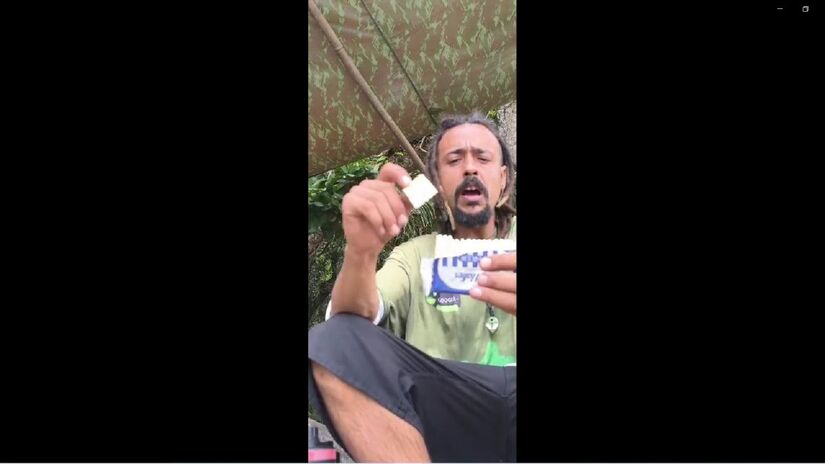 Já pensou encontrar um pacote de bolachas intacto que viajou 18 mil quilômetros? Foi o que aconteceu com o monitor Guilherme de Paula na Praia do Arpoador (Reprodução)