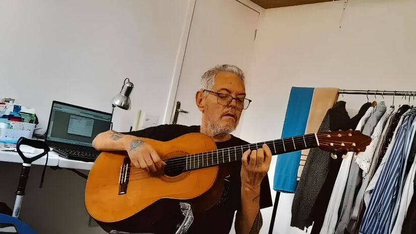 Em sua trajetória profissional, mesmo vivendo mais no anonimato, ele estabeleceu-se no meio artístico como músico, atuando constantemente como violonista (Reprodução/Instagram)